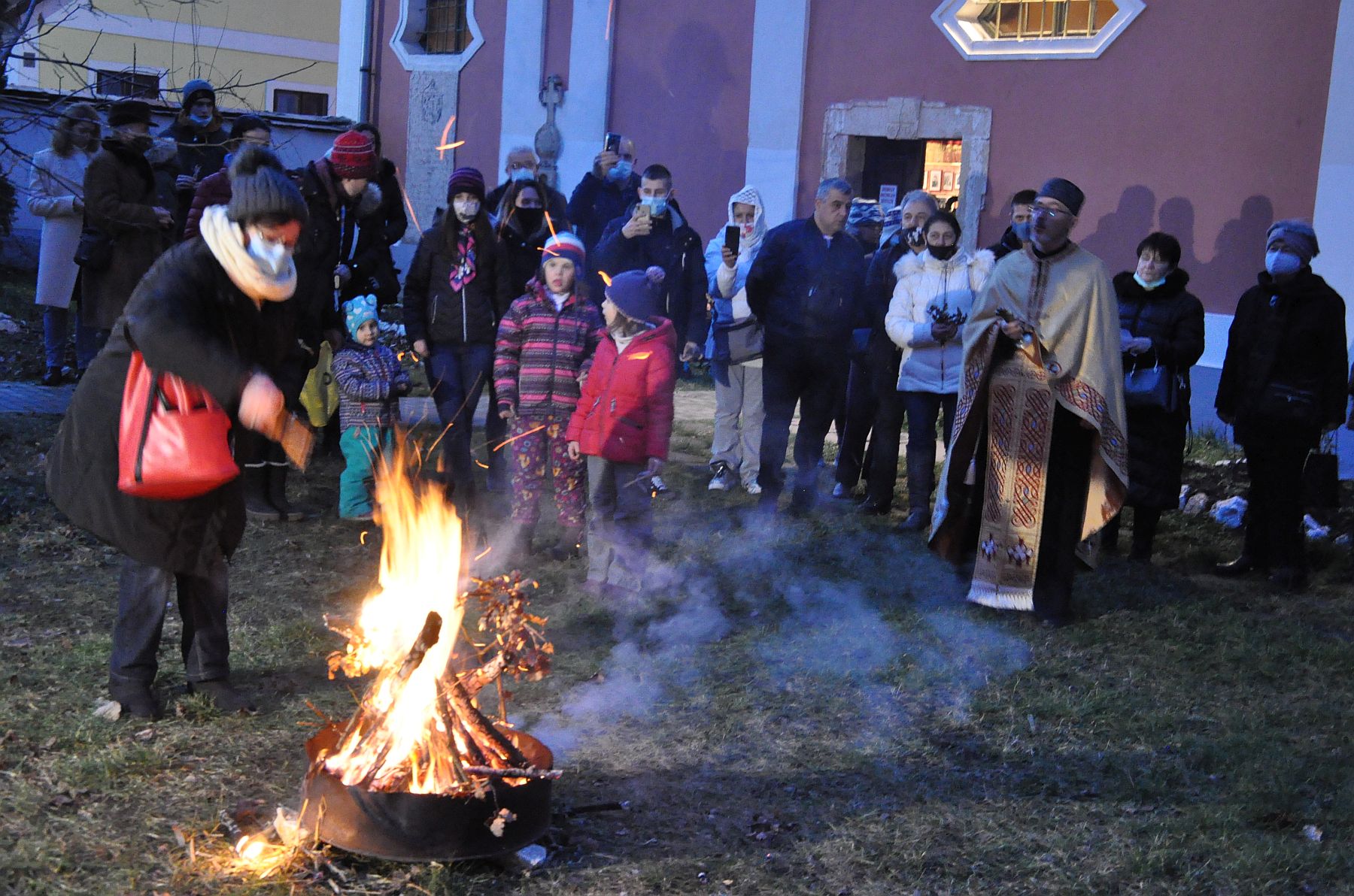 Vecsernyével és tűzgyújtással ünnepelték az ortodox karácsonyt Székesfehérváron
